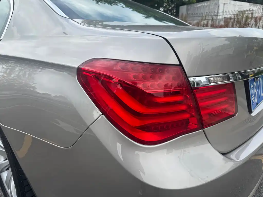 BMW 7 Series 2011 — фото 16