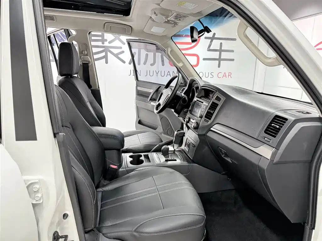 Mitsubishi Pajero 2016 — фото 16