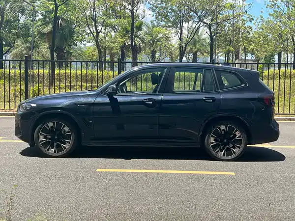 BMW iX3 2024