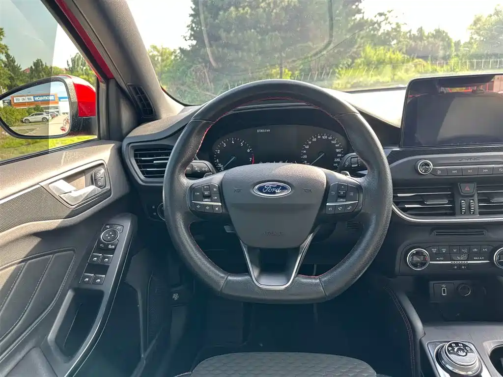 Ford Focus 2018 — фото 20