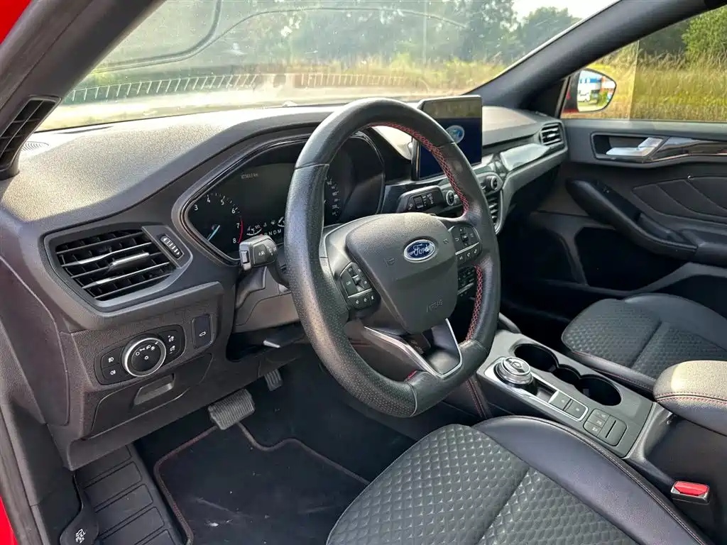 Ford Focus 2018 — фото 14
