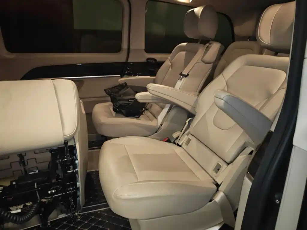 Mercedes-Benz V-Class 2018 — фото 15
