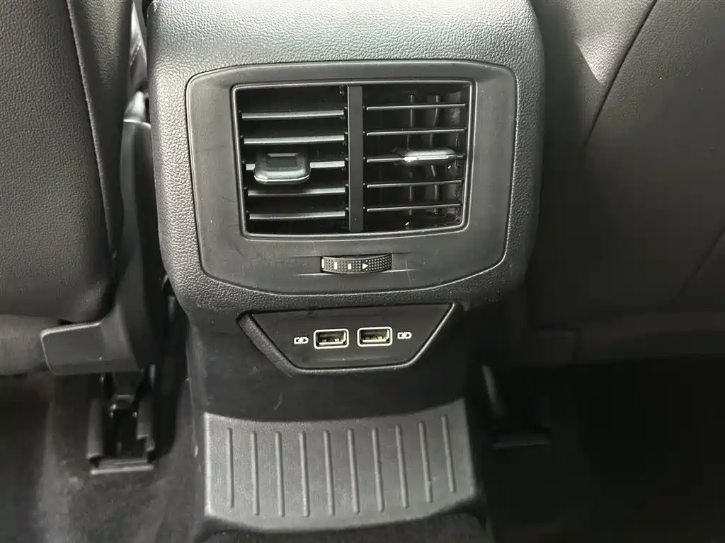 Volkswagen T-Roc 2023 — фото 11