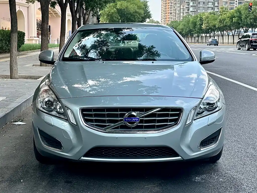 Volvo S60 2012 — фото 2
