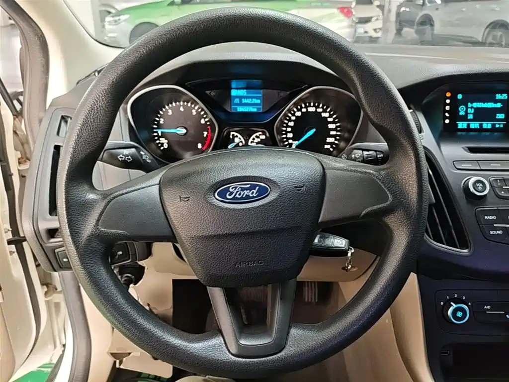 Ford Focus 2015 — фото 11