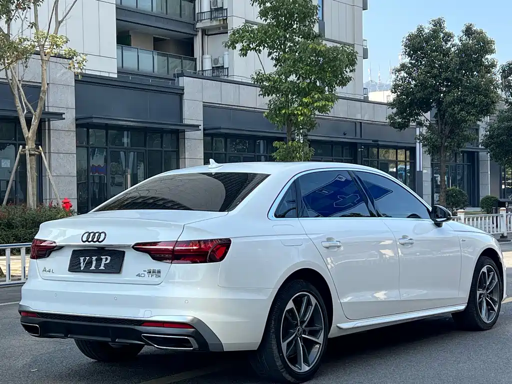 Audi A4L 2022 — фото 4