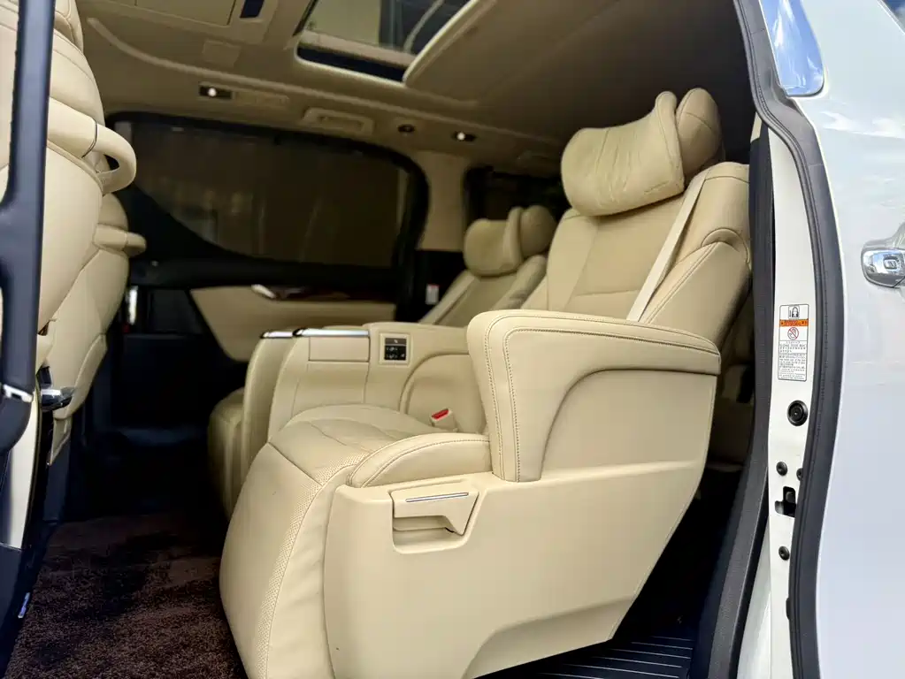 Toyota Alphard 2022 — фото 10