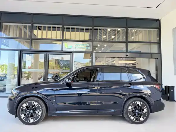 BMW iX3 2025