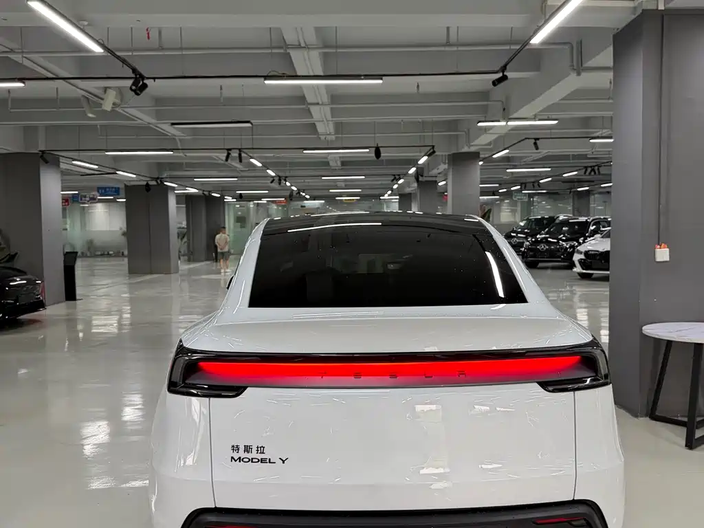 Tesla Model Y 2026 — фото 10