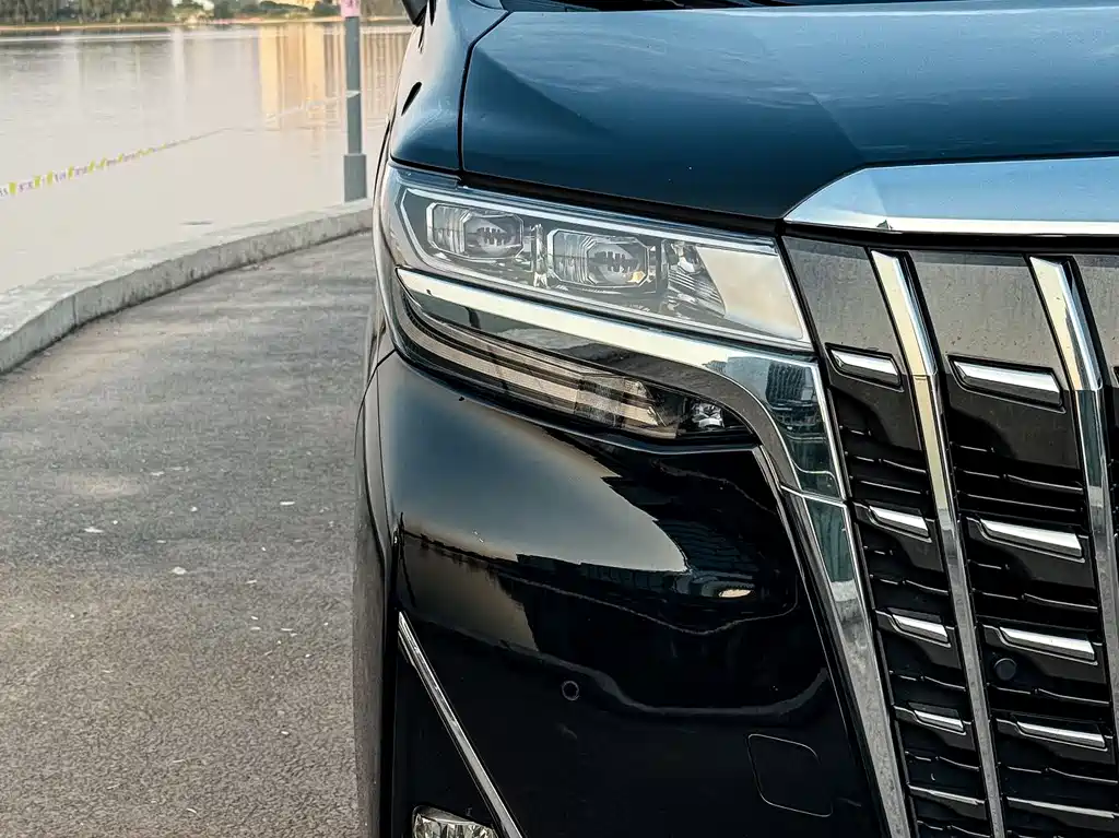 Toyota Alphard 2023 — фото 7