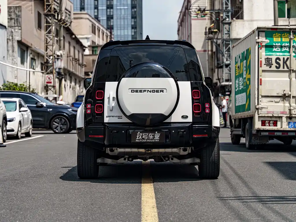Land Rover Defender 2023 — фото 4
