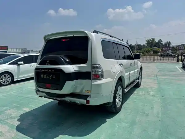 Mitsubishi Pajero 2020