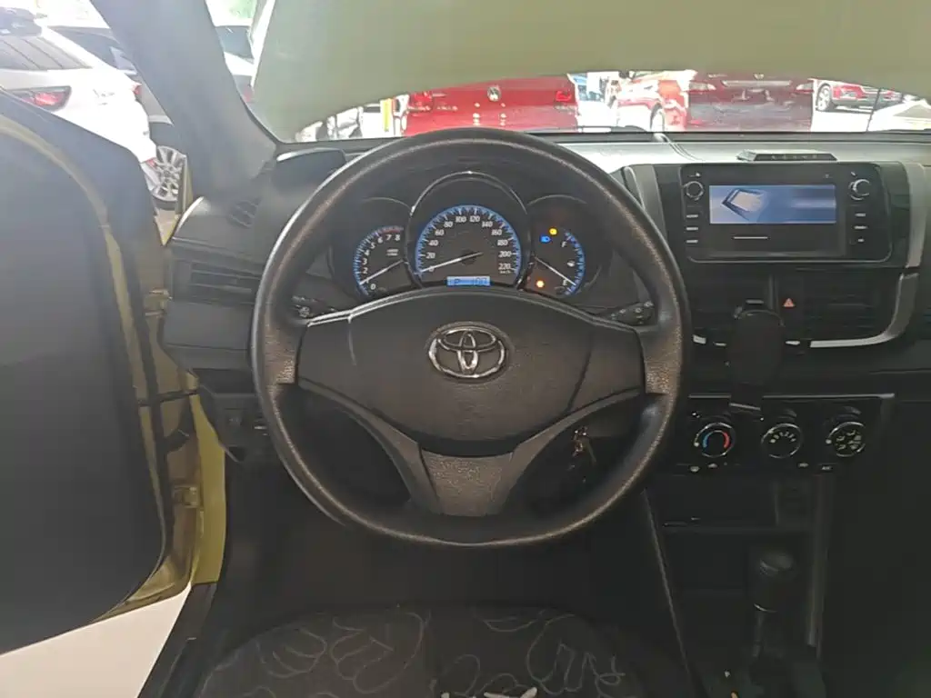 Toyota Yaris L 2017 — фото 11