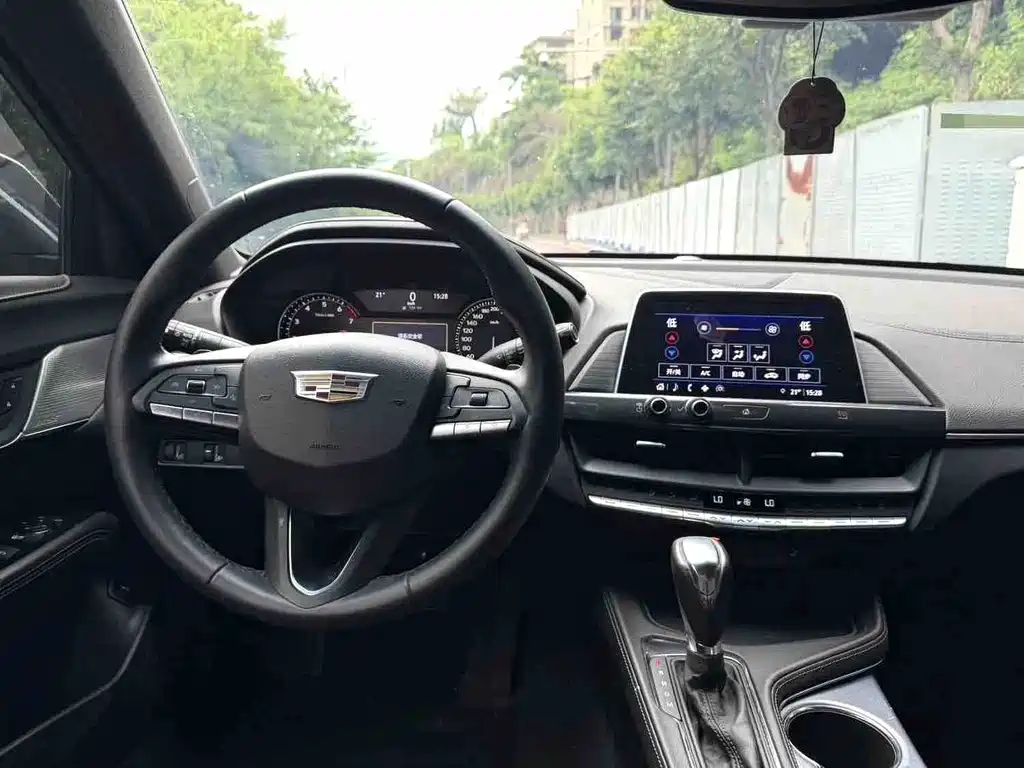 Cadillac CT4 2022 — фото 11