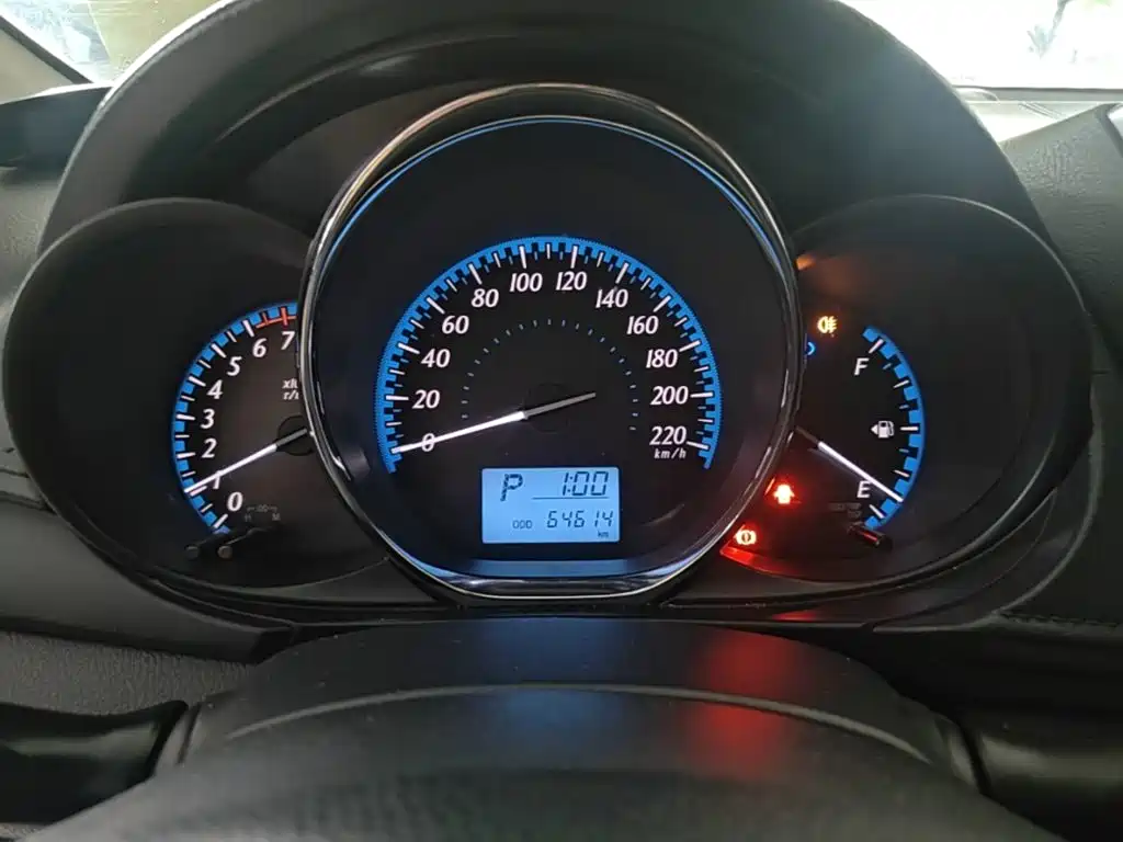 Toyota Yaris L 2017 — фото 12