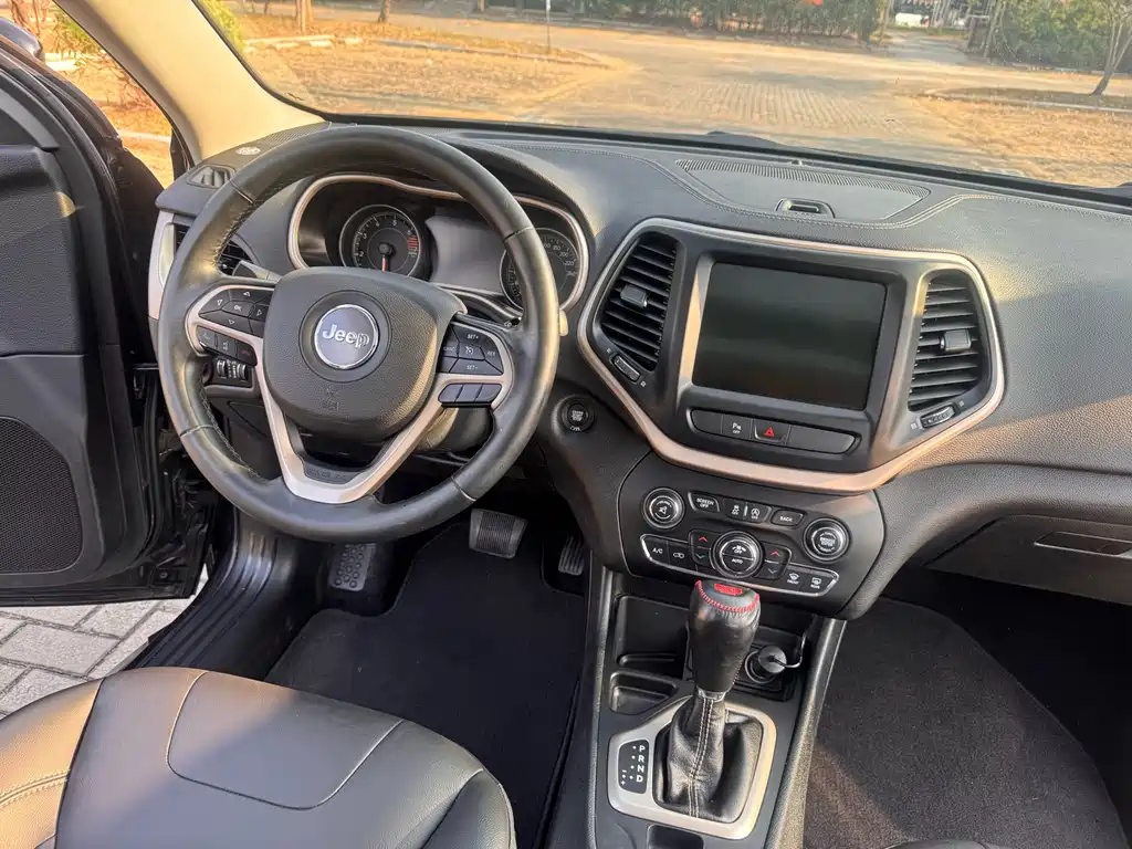 Jeep Cherokee 2019 — фото 12