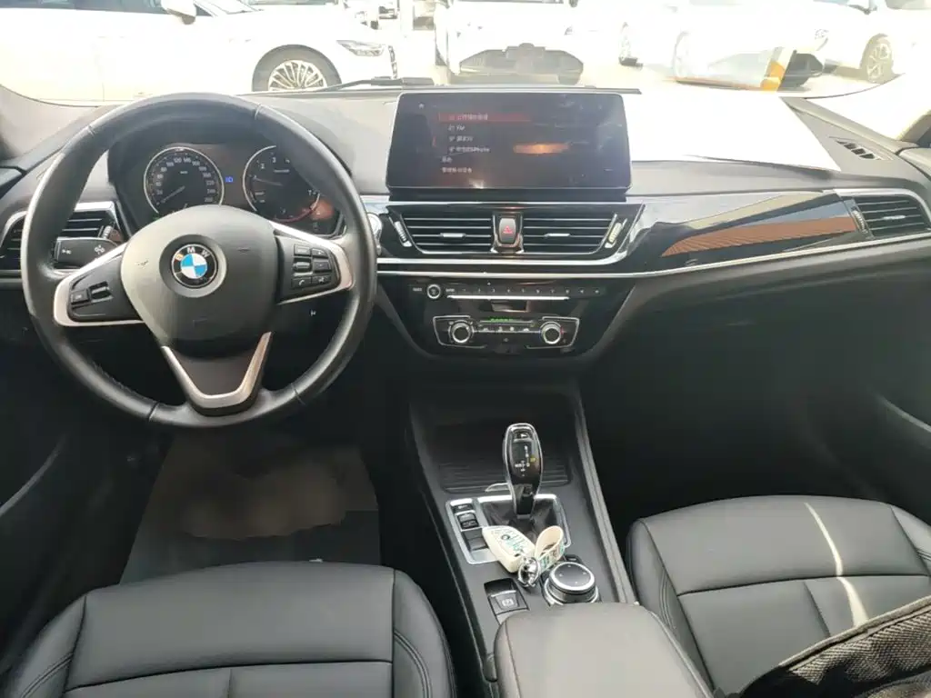 BMW 1 Series 2022 — фото 10