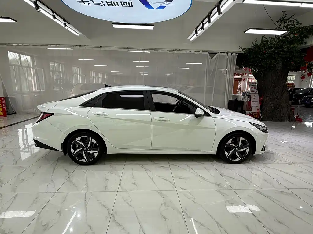 Hyundai Elantra 2022 — фото 8