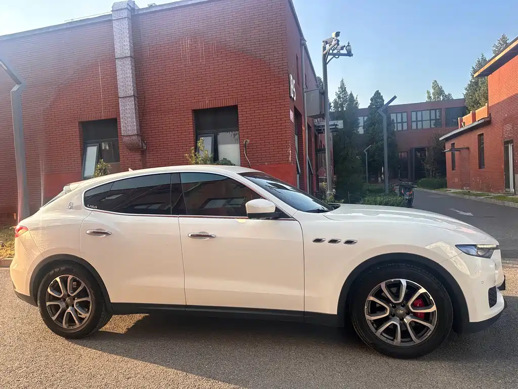 Maserati Levante 2018 — фото 19