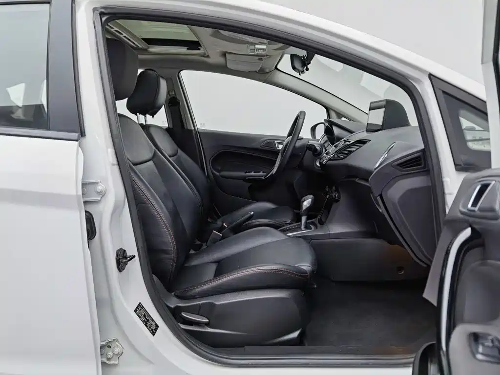 Ford Fiesta 2015 — фото 23
