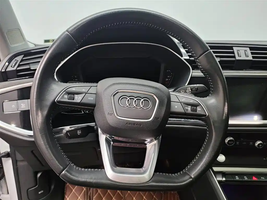 Audi Q3 2019 — фото 30