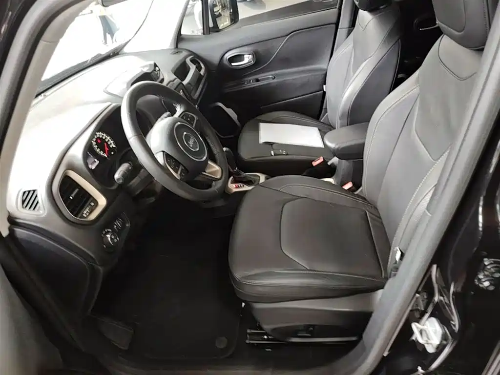 Jeep Renegade 2016 — фото 15
