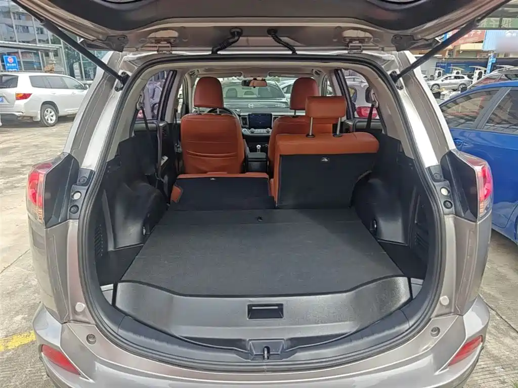 Toyota RAV4 2019 — фото 19