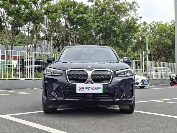 BMW iX3 2025