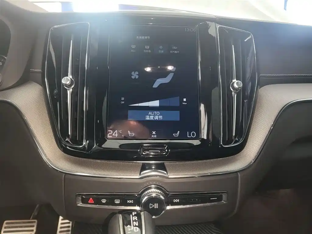 Volvo XC60 2021 — фото 13