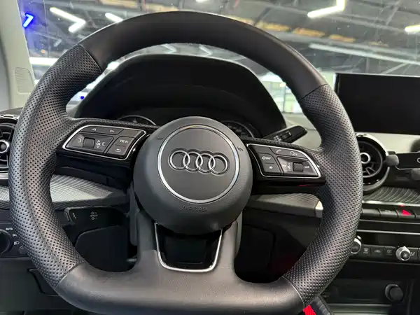 Audi Q2L 2023