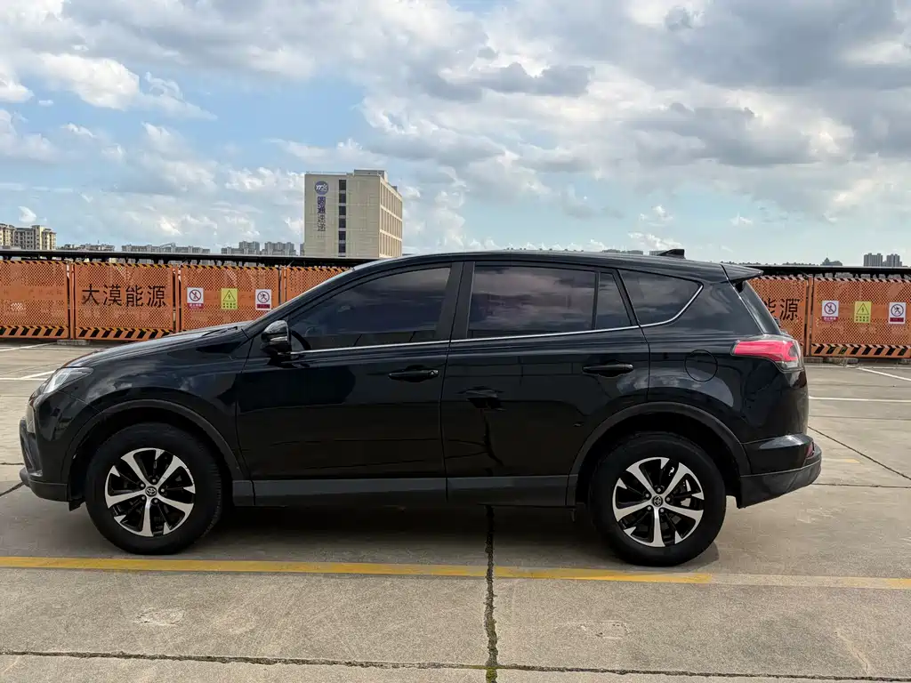 Toyota RAV4 2019 — фото 8