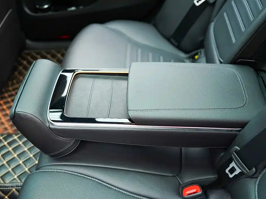 Mercedes-Benz C-Class 2023 — фото 13