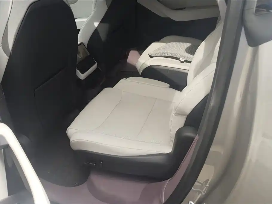 Tesla Model Y L 2025 — фото 11
