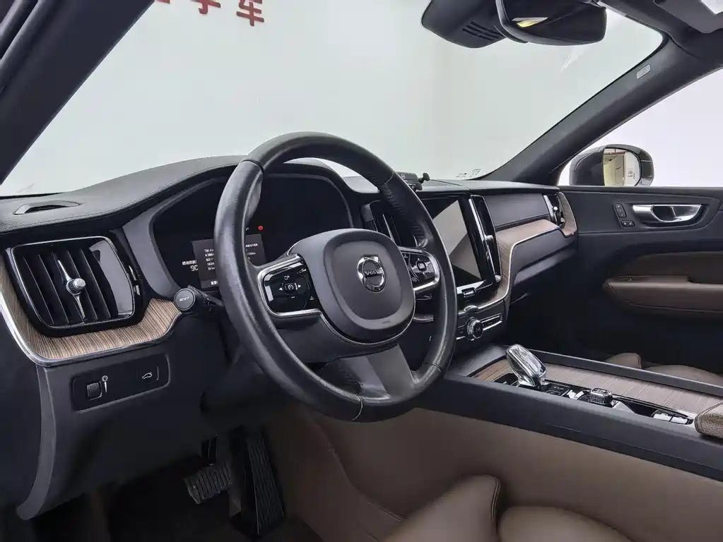 Volvo XC60 2022 — фото 13