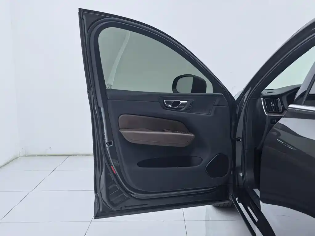Volvo XC60 2022 — фото 20