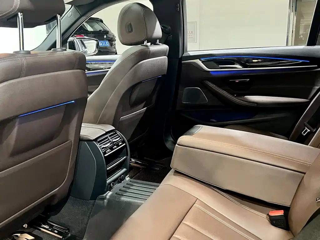 BMW 5 Series 2018 — фото 9
