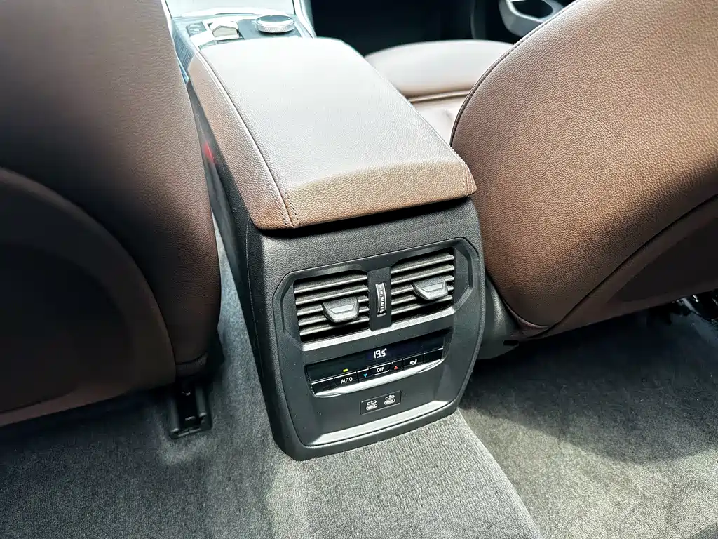 BMW 3 Series 2025 — фото 18