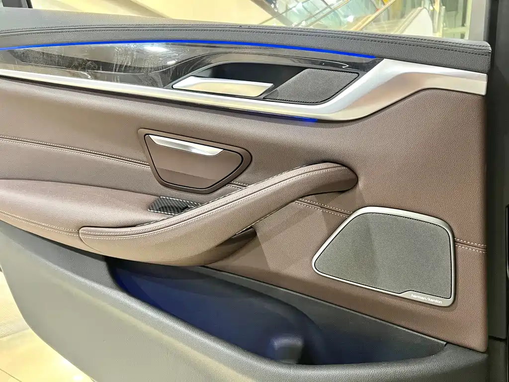 BMW 5 Series 2018 — фото 12