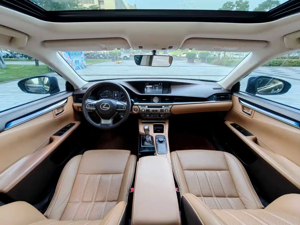 Lexus ES 2017 — фото 11
