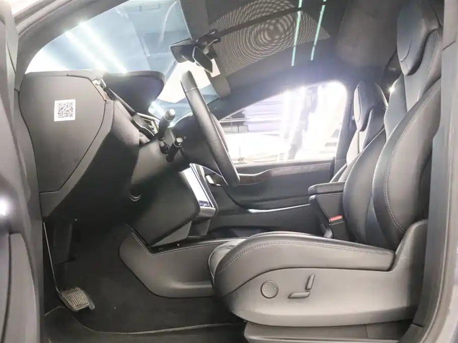 Tesla Model X 2018 — фото 11