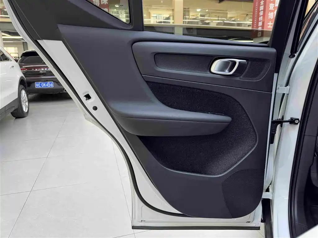 Volvo XC40 2021 — фото 11