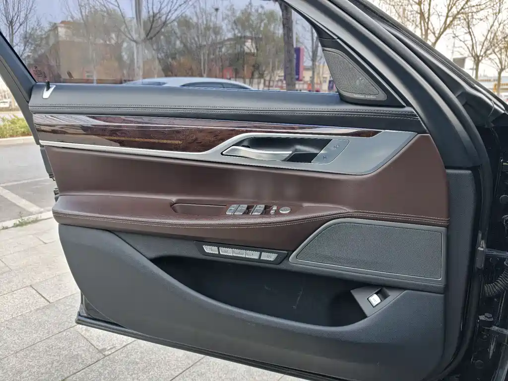 BMW 7 Series 2017 — фото 25