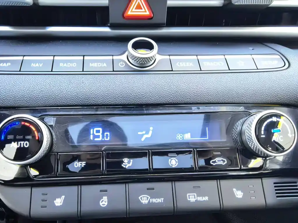 Hyundai Elantra 2023 — фото 17