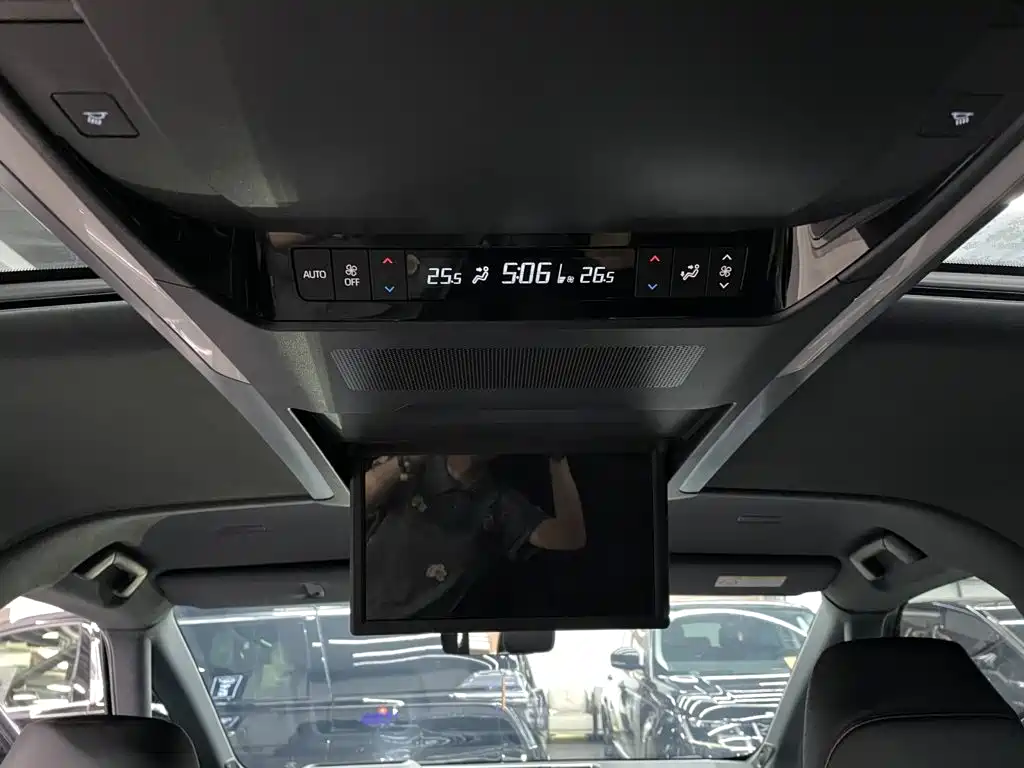 Toyota Vellfire 2024 — фото 13