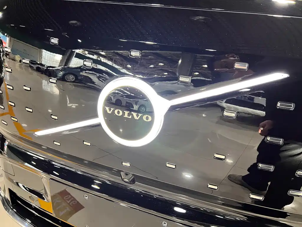 Volvo EM90 2025 — фото 4