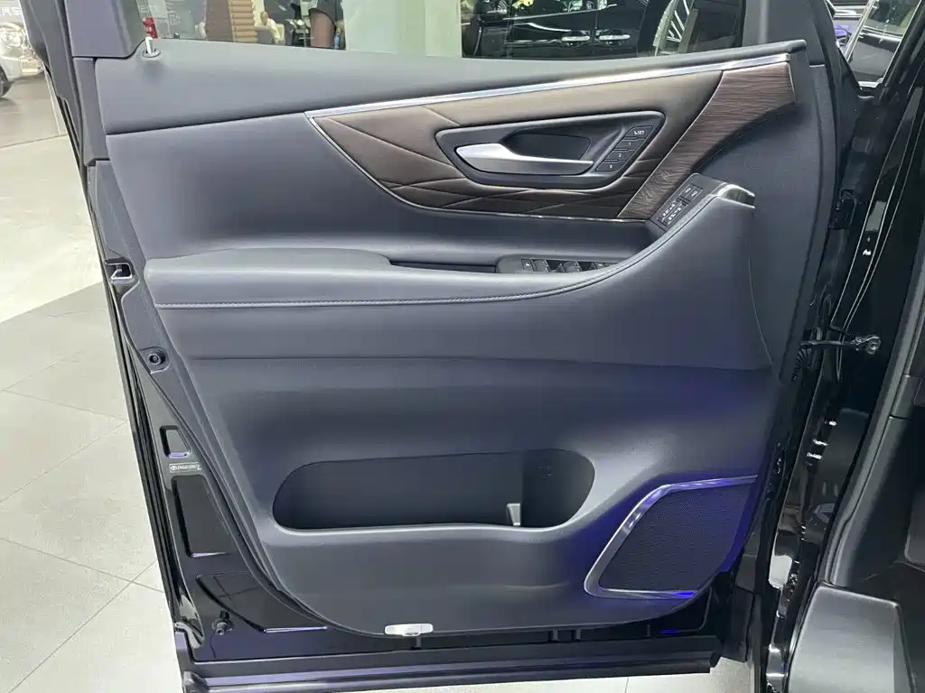 Toyota Vellfire 2024 — фото 14