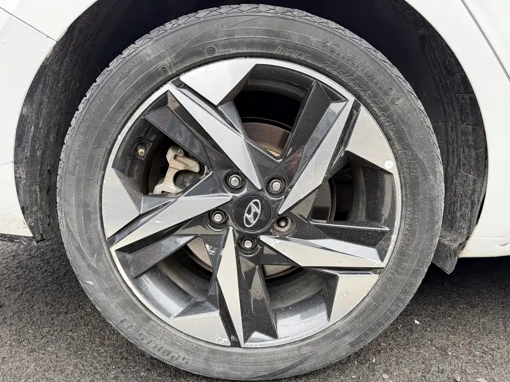 Hyundai Elantra 2023 — фото 12