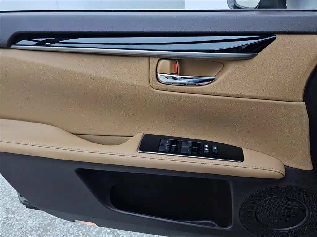 Lexus ES 2017 — фото 10
