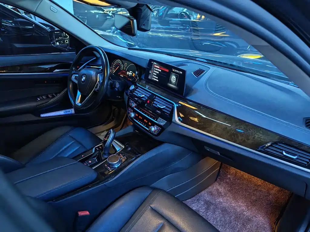 BMW 5 Series 2018 — фото 17