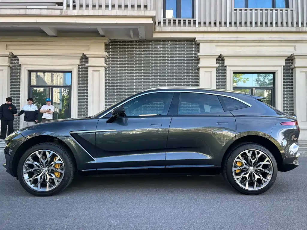 Aston Martin DBX 2024
